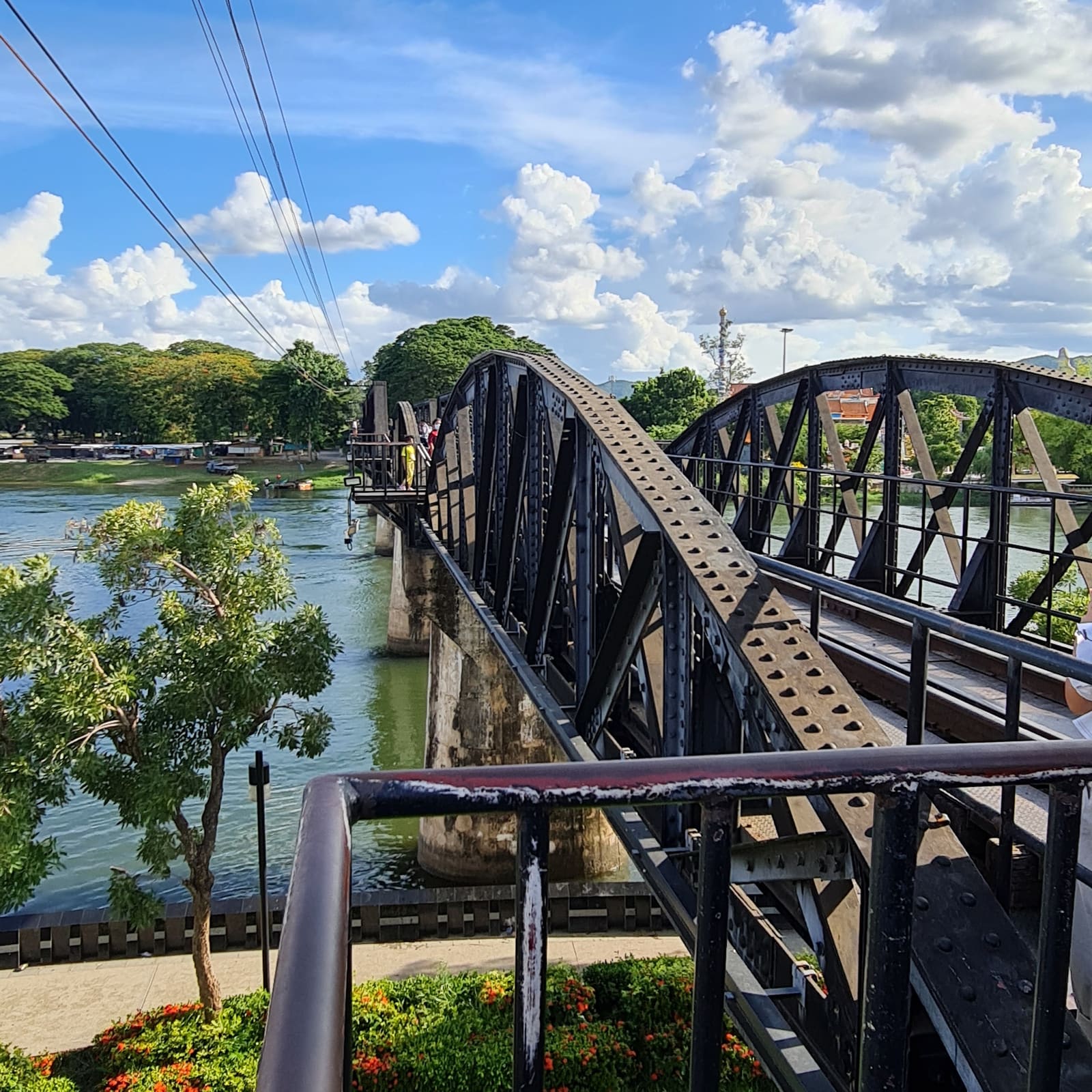 สะพานโค้งข้ามแม่น้ำแควใหญ่ — สะพานข้ามแม่น้ำแคว River Kwai Bridge กาญจนบุรี ประเทศไทย