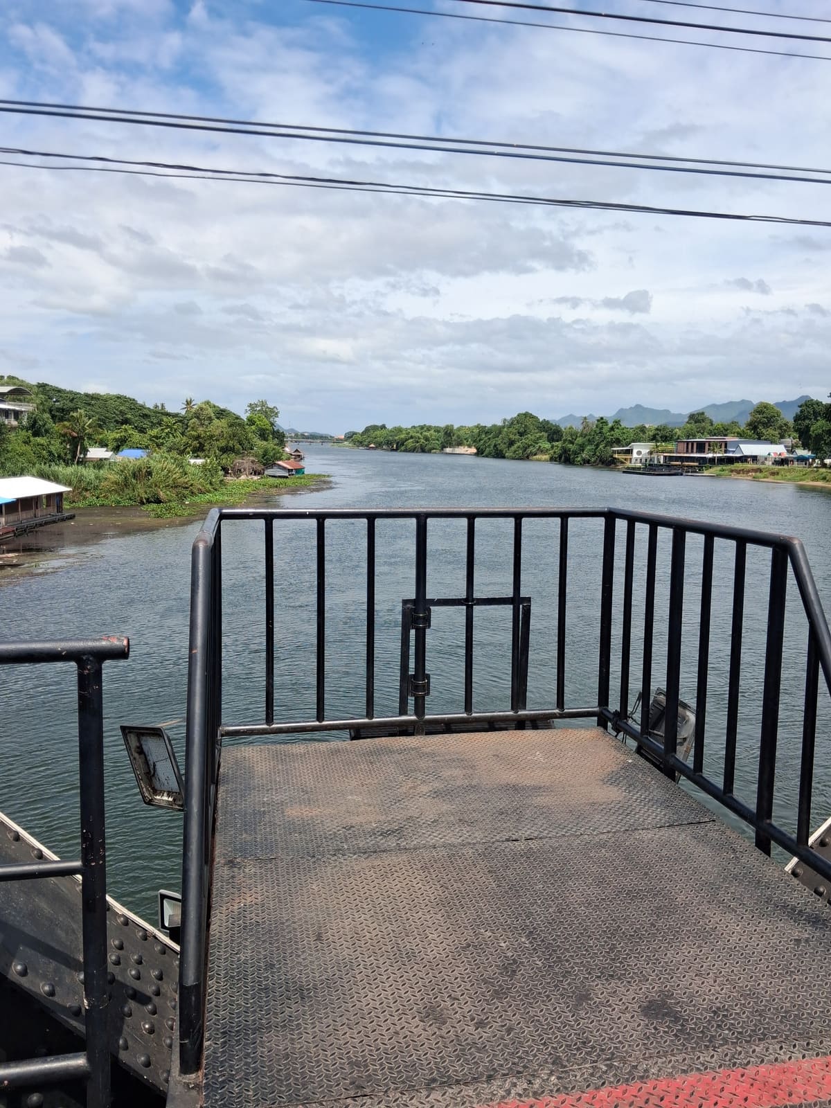 สะพานจากฝั่งเหนือ — สะพานข้ามแม่น้ำแคว River Kwai Bridge กาญจนบุรี ประเทศไทย