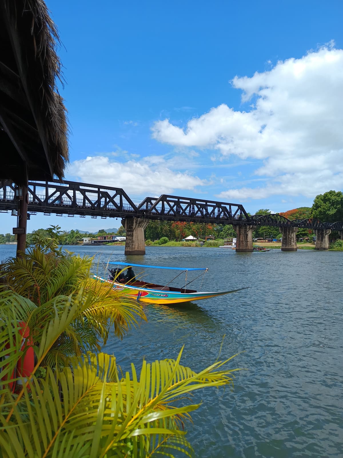 รถไฟโดยสารเข้าสะพาน — สะพานข้ามแม่น้ำแคว River Kwai Bridge กาญจนบุรี ประเทศไทย