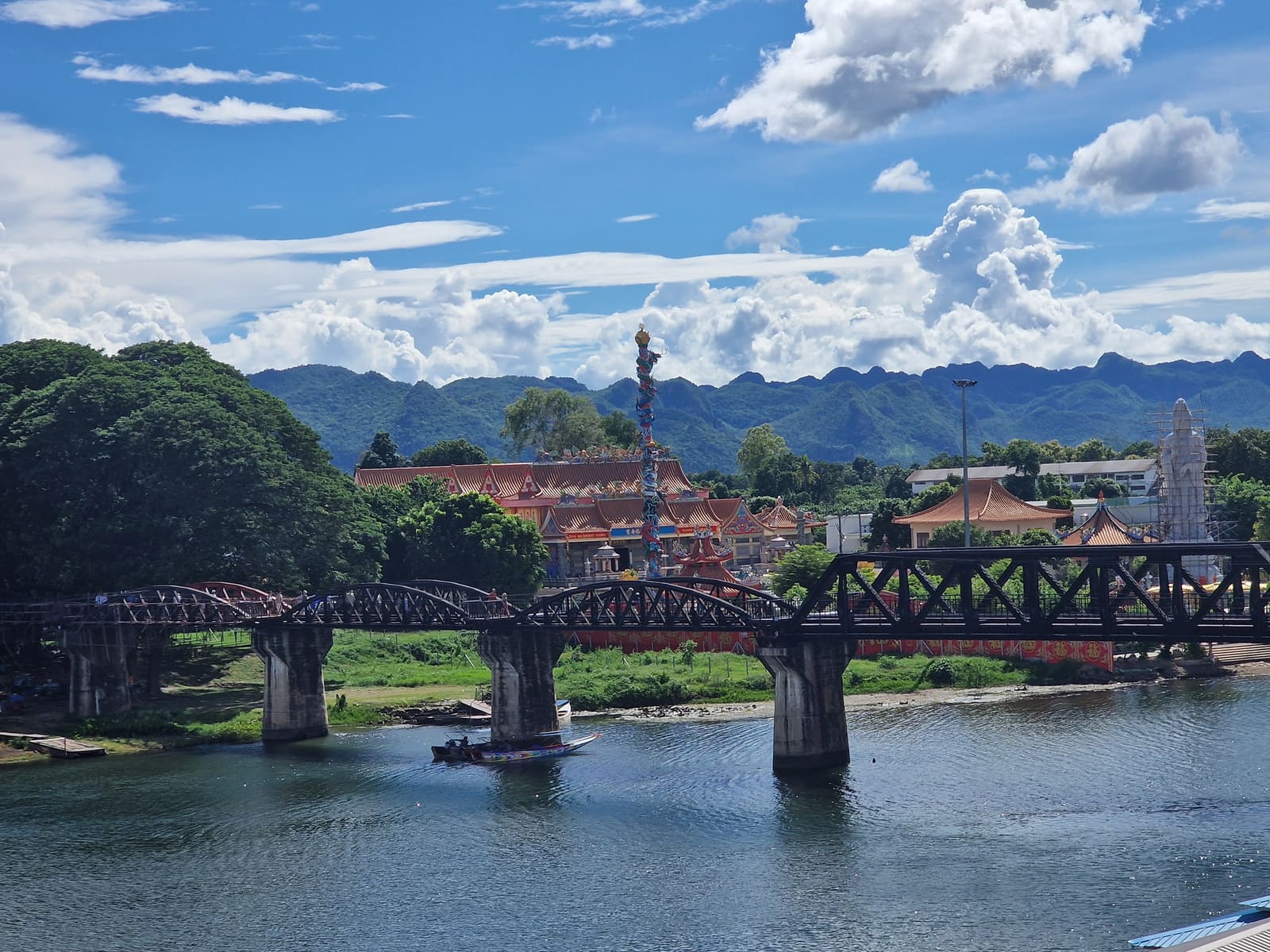สะพานสะท้อนในน้ำเงียบ — สะพานข้ามแม่น้ำแคว River Kwai Bridge กาญจนบุรี ประเทศไทย