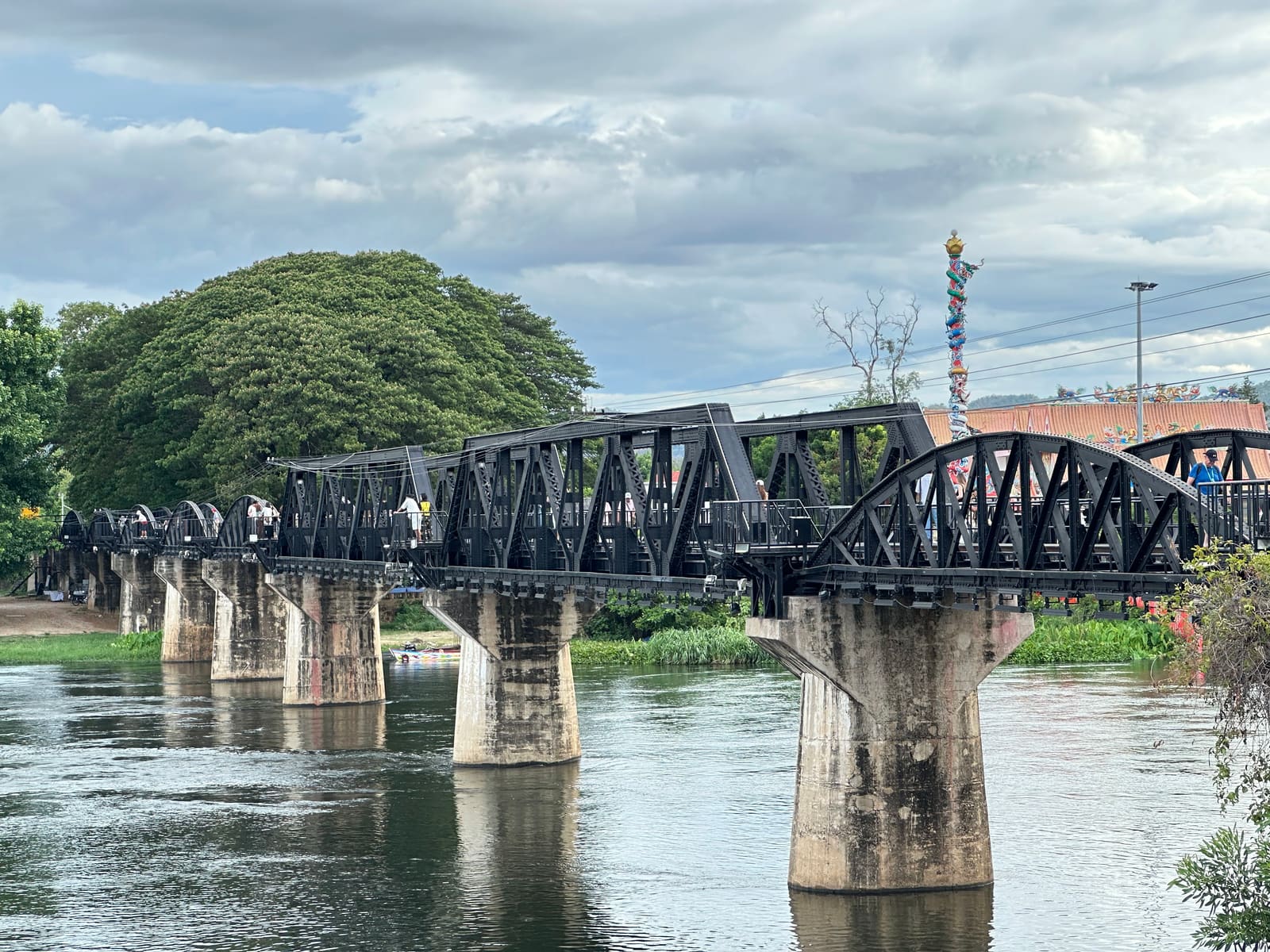 หมอนรางและรางสะพาน — สะพานข้ามแม่น้ำแคว River Kwai Bridge กาญจนบุรี ประเทศไทย