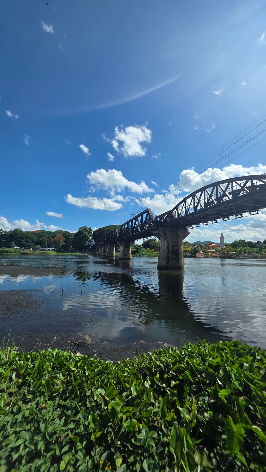 พระอาทิตย์ตกเหนือสะพาน — สะพานข้ามแม่น้ำแคว River Kwai Bridge กาญจนบุรี ประเทศไทย