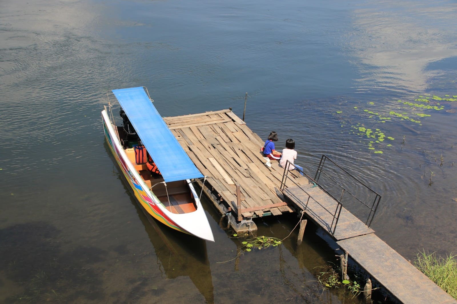 นักท่องเที่ยวถ่ายรูปจากฝั่ง — สะพานข้ามแม่น้ำแคว River Kwai Bridge กาญจนบุรี ประเทศไทย