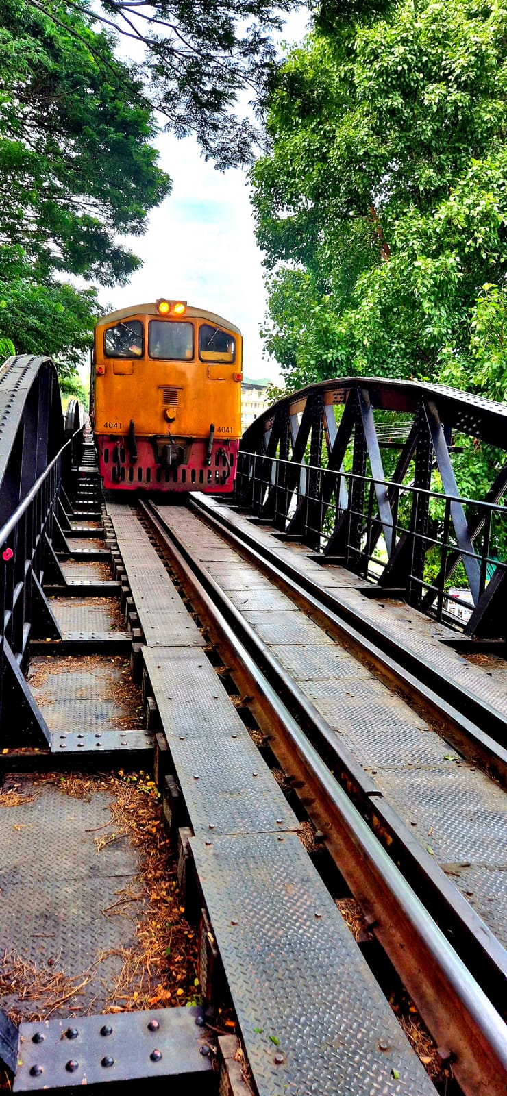 วิวสะพานยามเช้าสงบ — สะพานข้ามแม่น้ำแคว River Kwai Bridge กาญจนบุรี ประเทศไทย