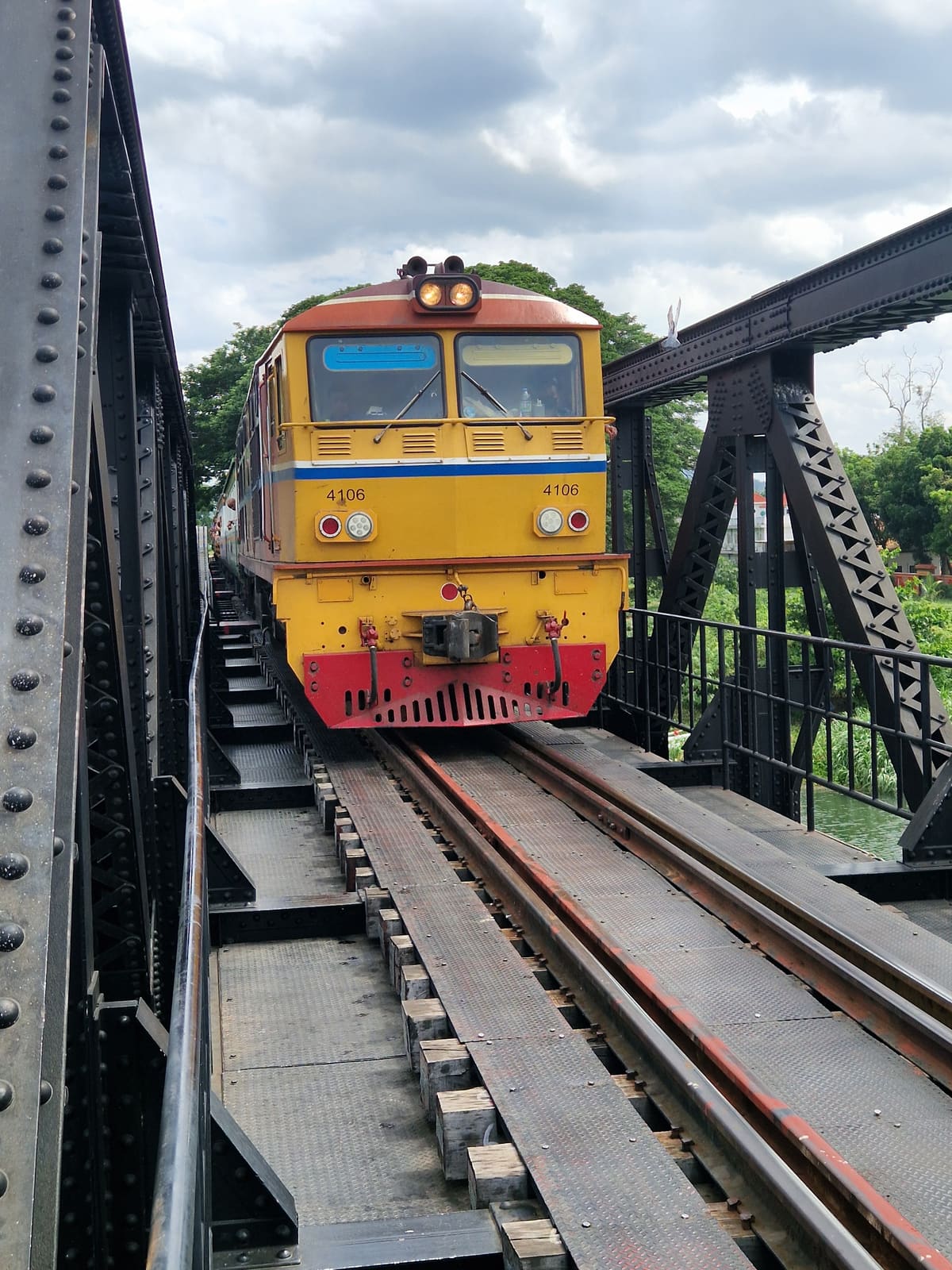 พื้นสะพานและรางรถไฟ — สะพานข้ามแม่น้ำแคว River Kwai Bridge กาญจนบุรี ประเทศไทย