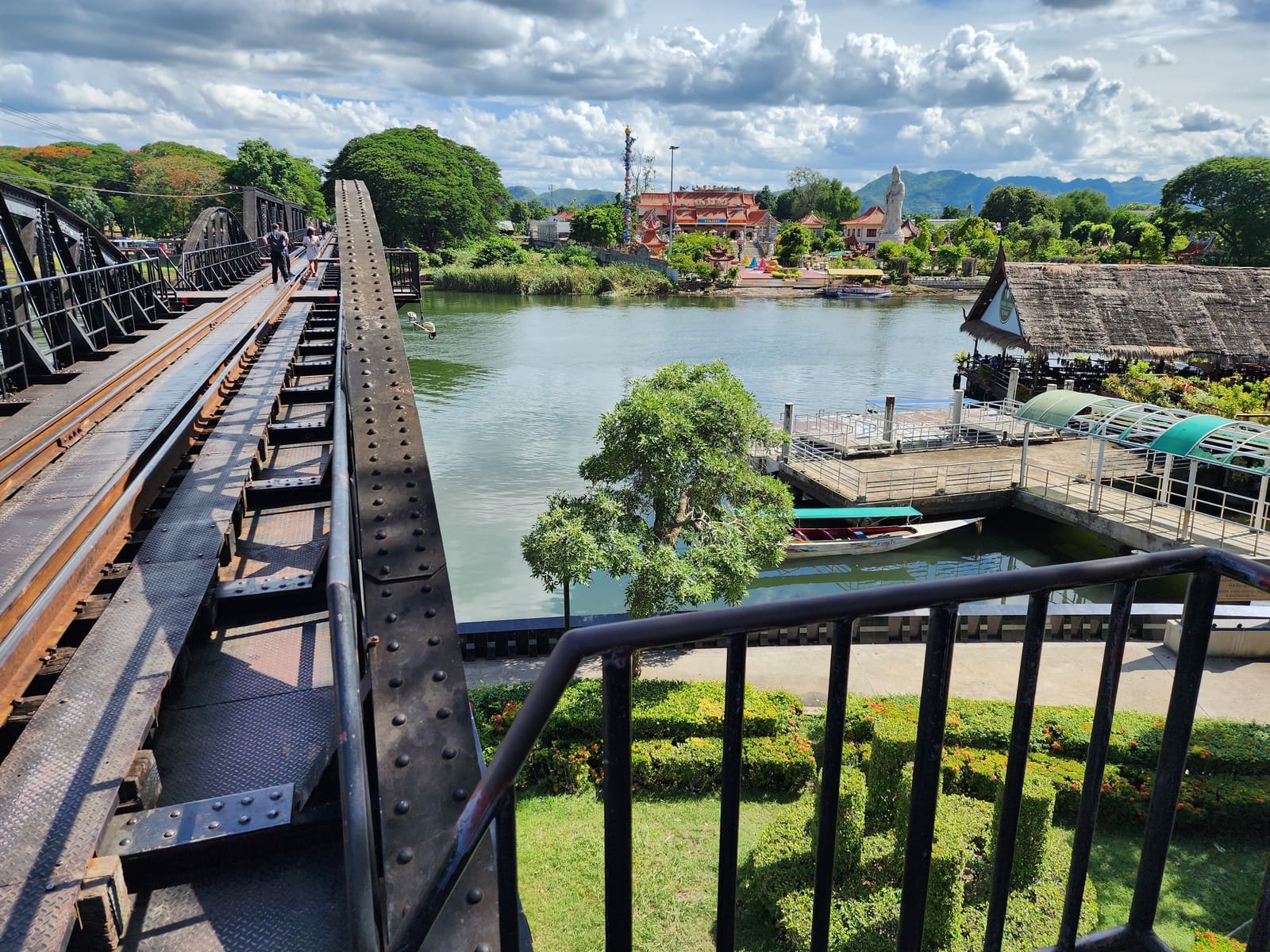 โครงเหล็กยามพระอาทิตย์ขึ้น — สะพานข้ามแม่น้ำแคว River Kwai Bridge กาญจนบุรี ประเทศไทย
