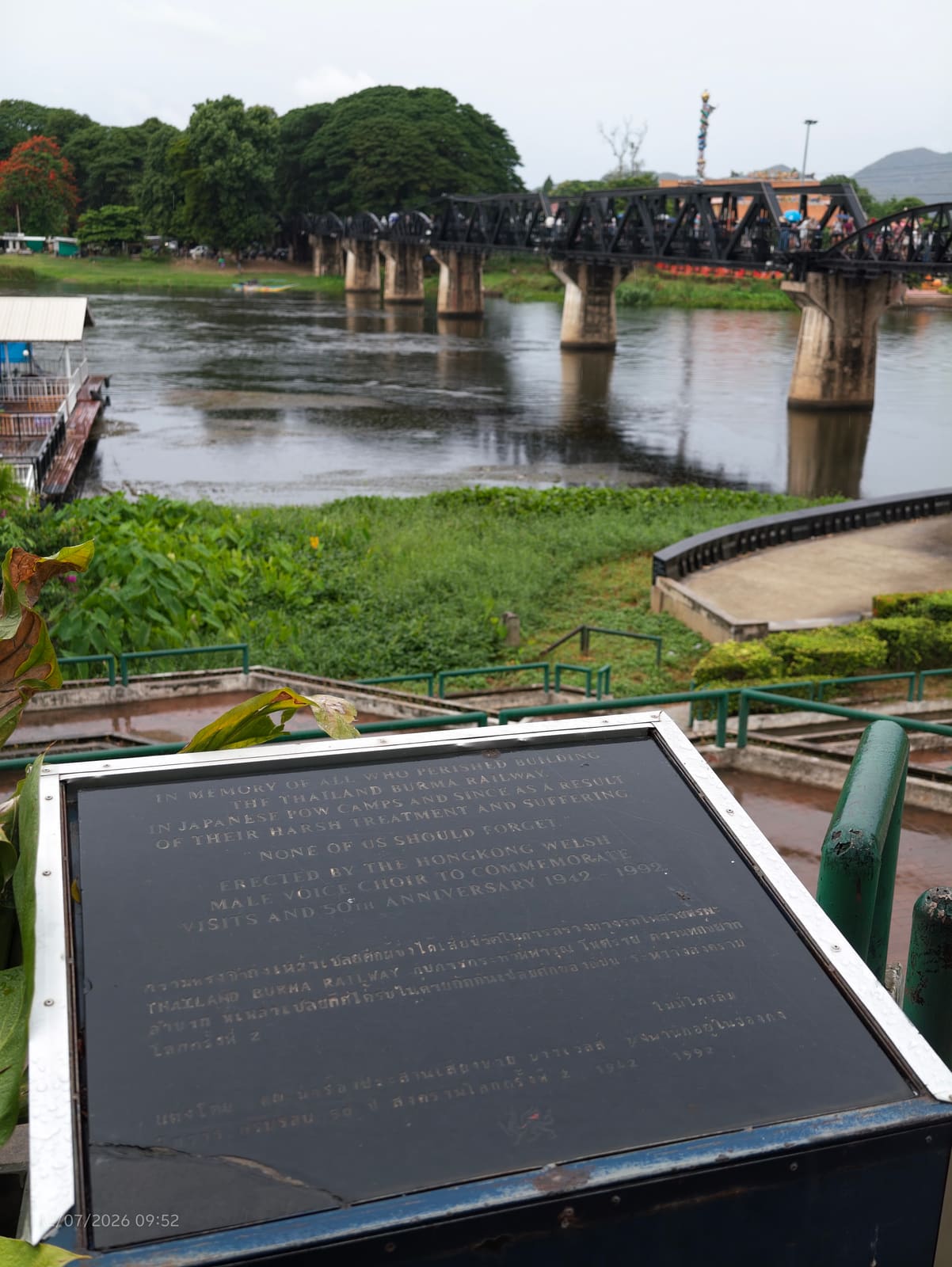 เรือและสะพานริมน้ำ — สะพานข้ามแม่น้ำแคว River Kwai Bridge กาญจนบุรี ประเทศไทย