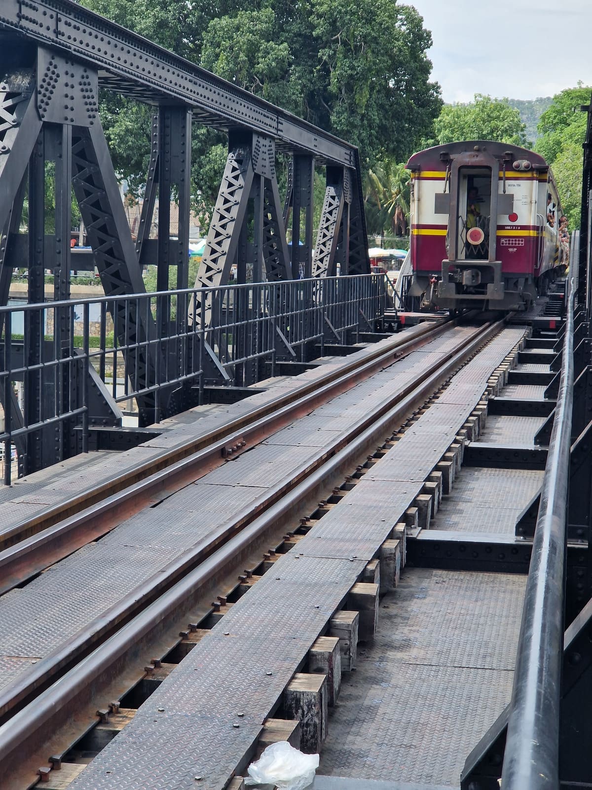 แสงค่ำบนสะพาน — สะพานข้ามแม่น้ำแคว River Kwai Bridge กาญจนบุรี ประเทศไทย