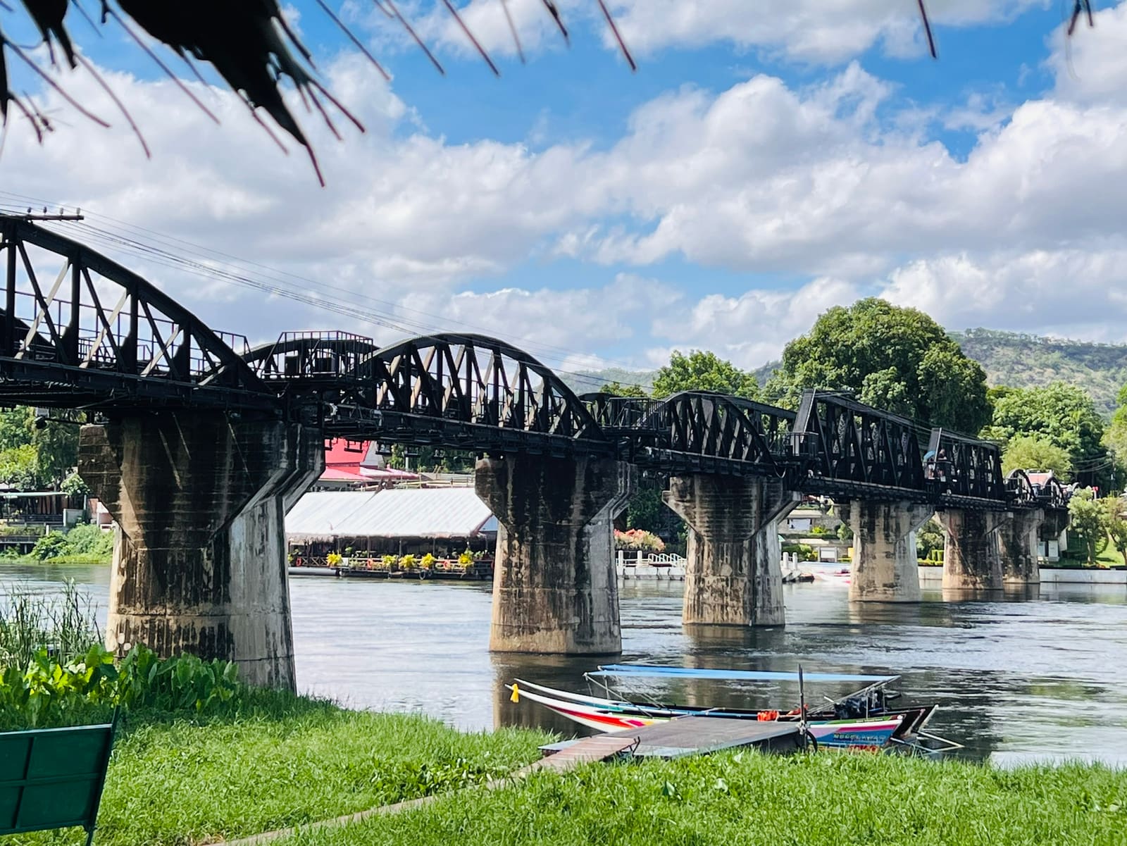 วิวกว้างสะพานและแม่น้ำ — สะพานข้ามแม่น้ำแคว River Kwai Bridge กาญจนบุรี ประเทศไทย