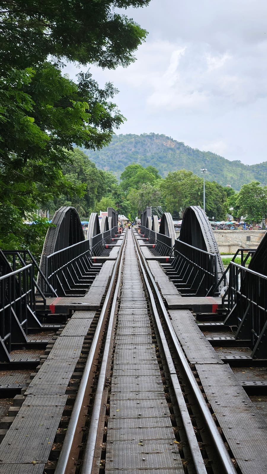 รถไฟข้ามสะพาน — สะพานข้ามแม่น้ำแคว River Kwai Bridge กาญจนบุรี ประเทศไทย