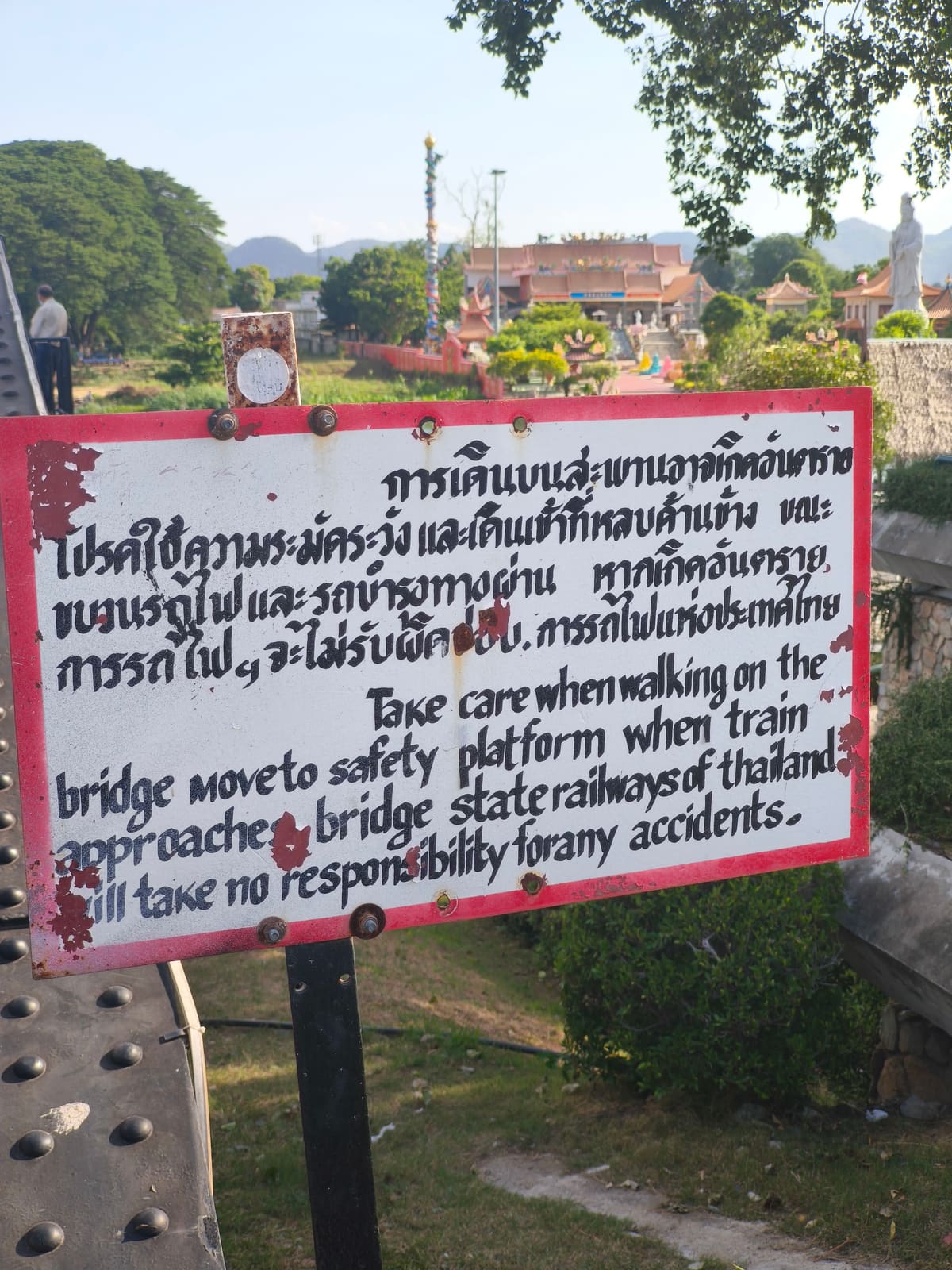 นักท่องเที่ยวบนทางเดินไม้ — สะพานข้ามแม่น้ำแคว River Kwai Bridge กาญจนบุรี ประเทศไทย