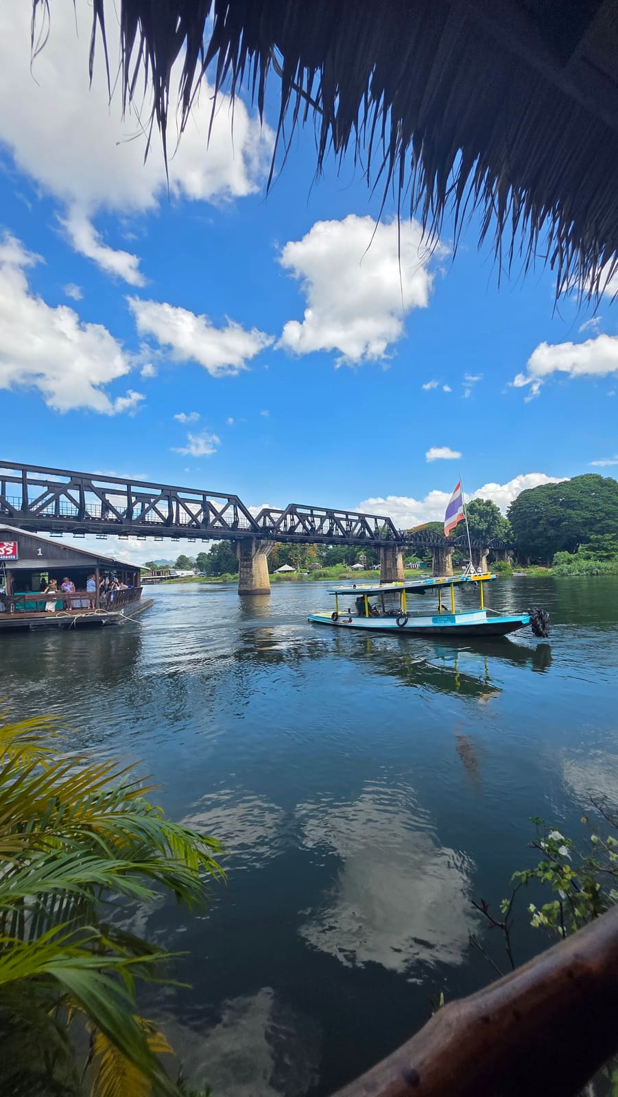 แม่น้ำที่มองจากสะพาน — สะพานข้ามแม่น้ำแคว River Kwai Bridge กาญจนบุรี ประเทศไทย