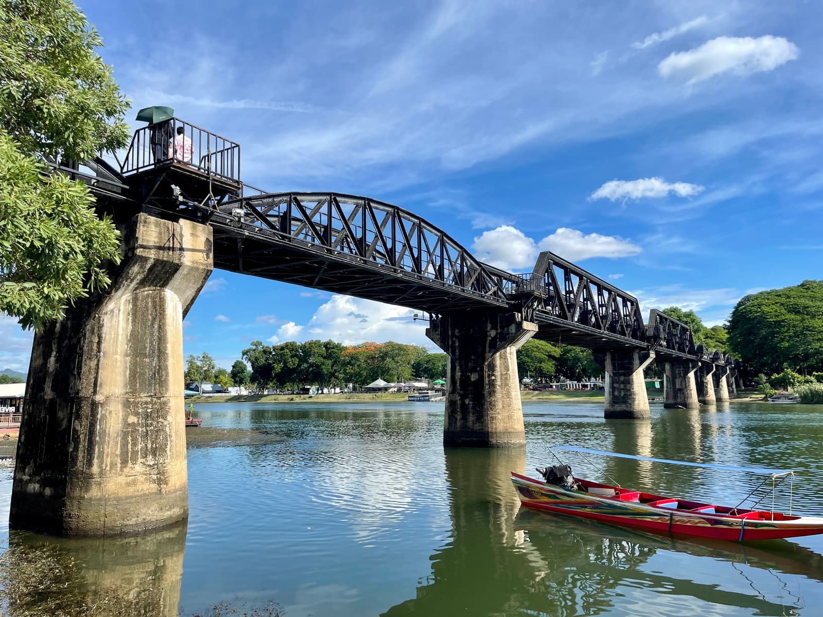 ร้านอาหารริมน้ำยามค่ำ — สะพานข้ามแม่น้ำแคว River Kwai Bridge กาญจนบุรี ประเทศไทย