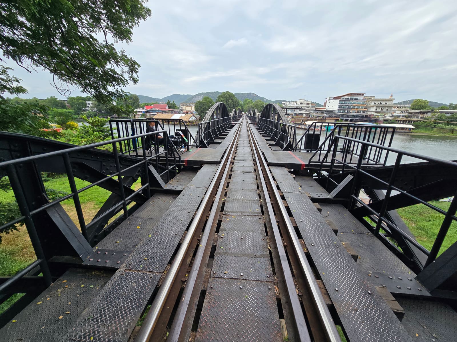สะพาน illuminated ยามงานสัปดาห์ — สะพานข้ามแม่น้ำแคว River Kwai Bridge กาญจนบุรี ประเทศไทย