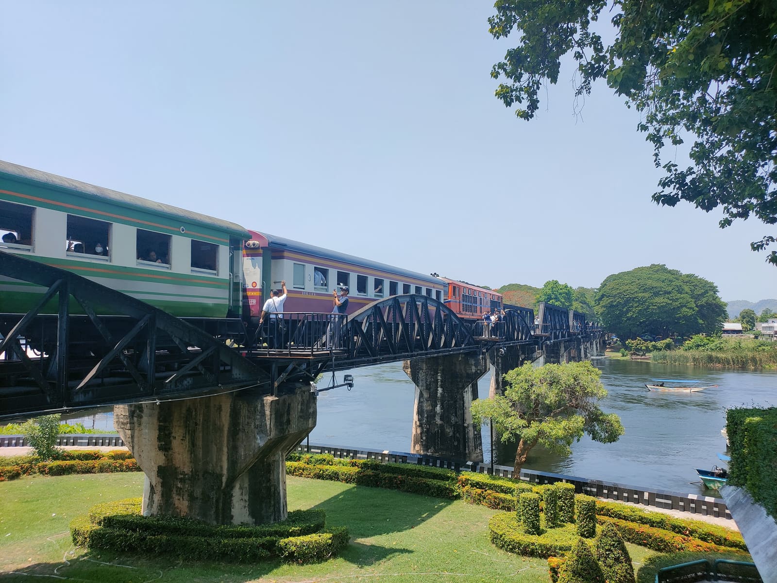 เหล็กดั้งเดิมและที่เปลี่ยนใหม่ — สะพานข้ามแม่น้ำแคว River Kwai Bridge กาญจนบุรี ประเทศไทย