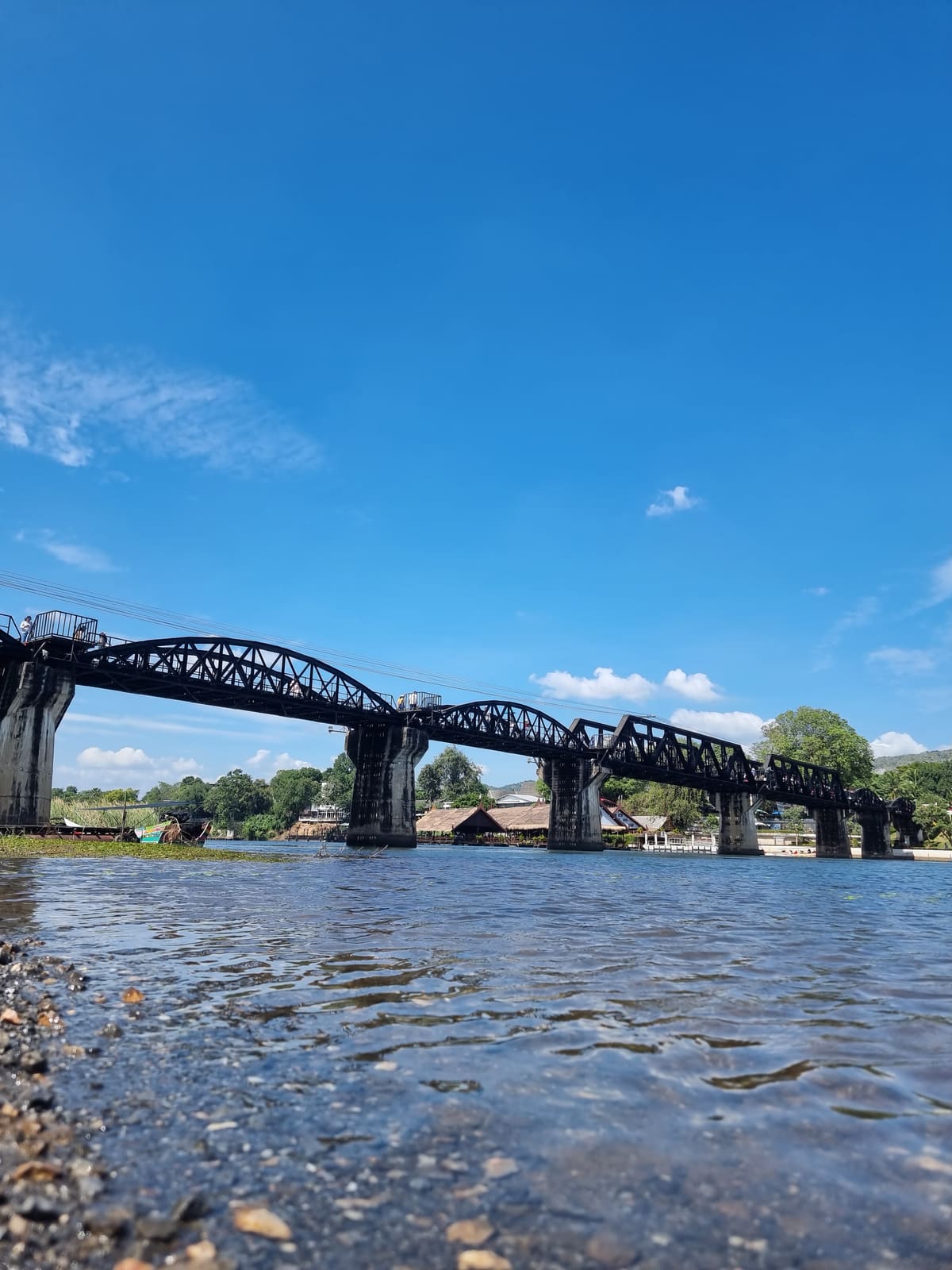 เรือหางยาวใต้สะพาน — สะพานข้ามแม่น้ำแคว River Kwai Bridge กาญจนบุรี ประเทศไทย